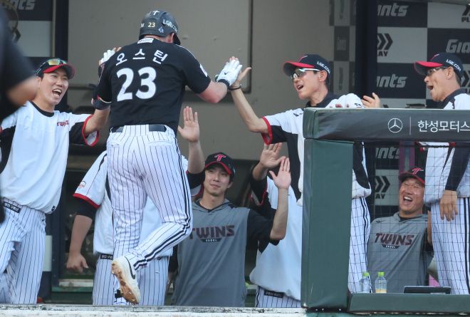 LG 트윈스 오스틴 딘이 1일 부산 사직야구장에서 열린 2025 KBO리그 정규시즌 롯데 자이언츠와의 원정 경기에서 홈런을 친 뒤 염경엽 감독과 하이파이브하고 있다. 부산 연합뉴스