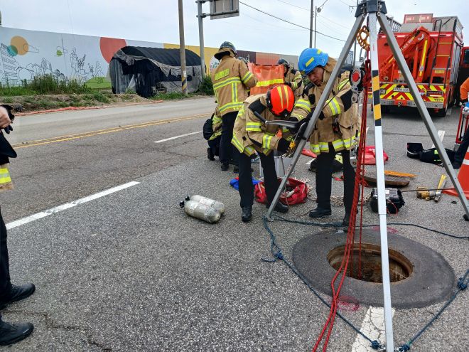 인천 맨홀 사고 현장에서 소방관들이 수색을 벌이고 있다. 인천소방본부 제공