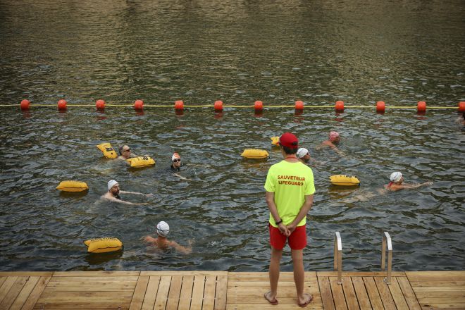 프랑스 파리 센강에 5일(현지시간) 문을 연 수영장. 2025.7.5 AP 연합뉴스