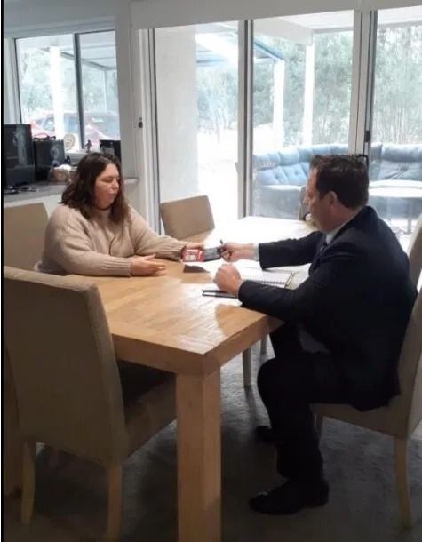 에린 패터슨을 상대로 휴대전화 인멸과 삭제를 추궁하는 경찰. 빅토리아 대법원