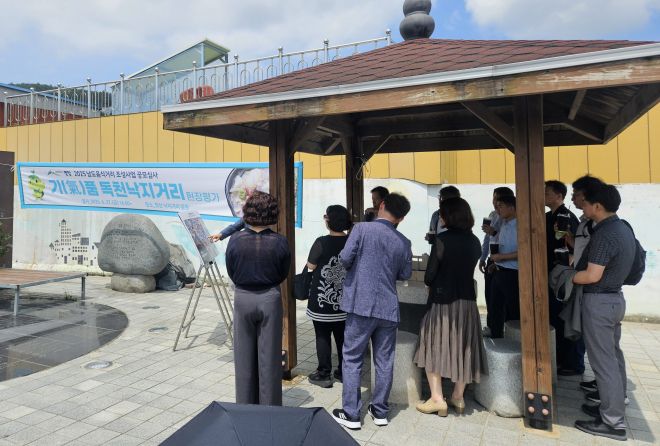 전라남도  남도음식거리 조성 실사단이 영암군 독천낙지거리를 방문해 현장평가를 하고 있다.