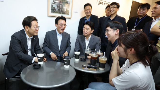 출입기자들과 티타임 하는 이재명 대통령 - 이재명 대통령과 김민석 국무총리, 강훈식 대통령비서실장이 8일 용산 대통령실 직원식당에서 식사 후 매점에서 만난 기자들과 차를 마시며 대화하고 있다. 2025.7.8 뉴시스