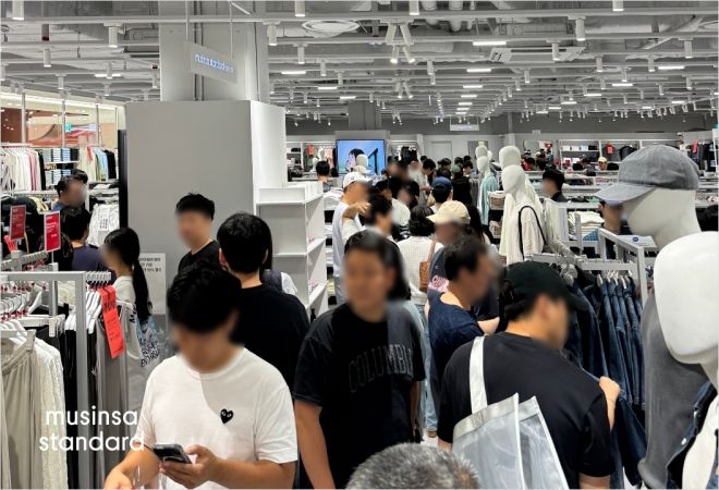 지난달 문을 연 무신사 스탠다드 신세계 프리미엄아울렛 시흥점에 쇼핑객들이 몰려 있다. 무신사 제공