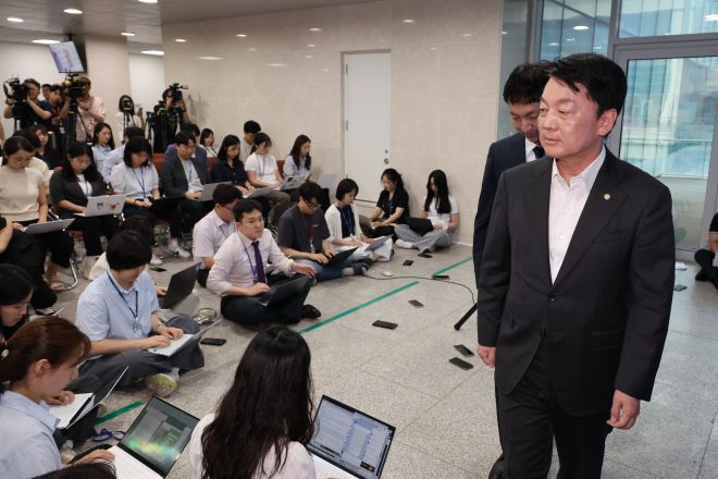 혁신위원장 사퇴한 안철수 의원 - 국민의힘 안철수 의원이 7일 혁신위원장을 사퇴하고 전당대회 출마 의사를 밝히는 기자회견을 가진 뒤 국회 소통관을 나서고 있다.  연합뉴스