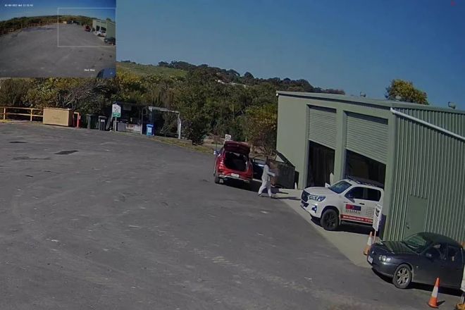 에린 패터슨이 버섯을 말린 건조기를 지역 쓰레기장에 버리는 모습. 빅토리아 대법원