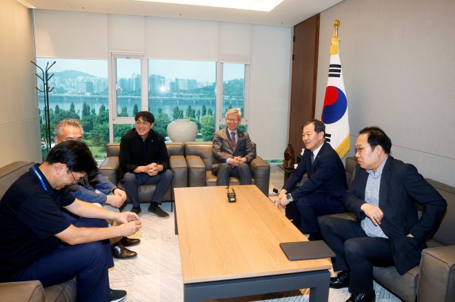 이형훈(오른쪽에서 두번째) 보건복지부 2차관이 8일 오전 서울시 용산구에 있는 대한의사협회에서 김택우 회장 등 관계자들과 대화를 하고 있다. 보건복지부 제공