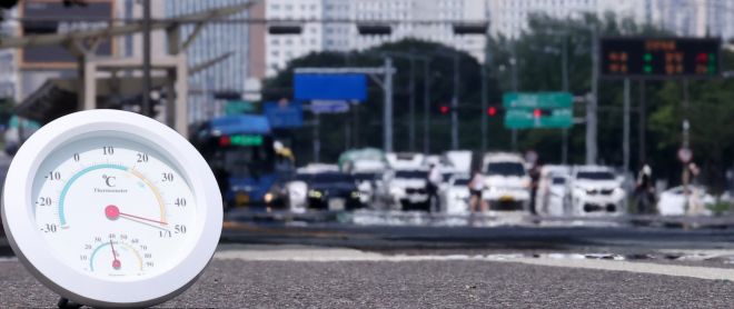 ‘서울 37.1도’…117년 만에 가장 더웠다 - 서울 기온이 37.1도까지 오르면서 근대적인 기상관측을 시작한 이래 7월 상순 기온으론 역대 최고치를 기록한 8일 서울 영등포구 여의도 일대 뜨겁게 달궈진 아스팔트 위로 아지랑이가 피어오르고 있다. 종전 서울(종로구 서울기상관측소 기준) 7월 상순 최고기온은 1939년 7월 9일 기록된 36.8도로 86년 만에 신기록이 세워졌다. 2025.7.8 뉴스1