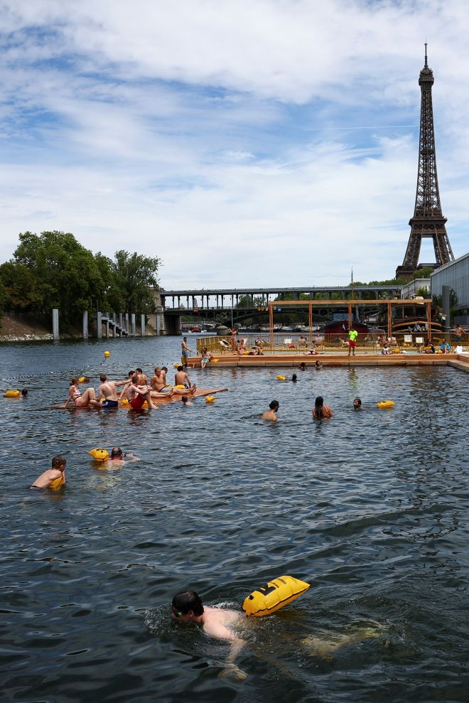 프랑스 파리 센강에 5일(현지시간) 문을 연 수영장. 2025.7.5 로이터 연합뉴스