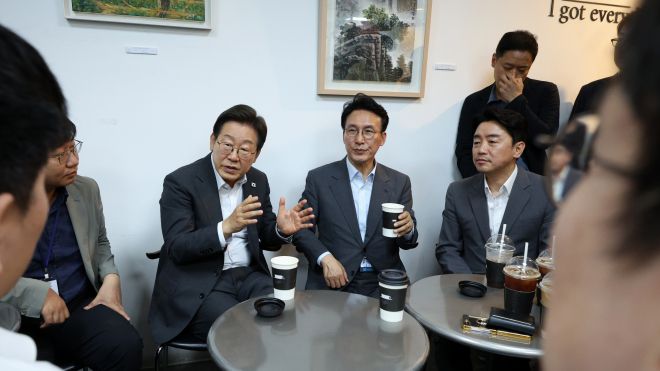 이재명 대통령과 김민석 국무총리, 강훈식 대통령비서실장이 8일 용산 대통령실 직원식당에서 식사 후 매점에서 만난 기자들과 차를 마시며 대화하고 있다. 2025.7.8 뉴시스