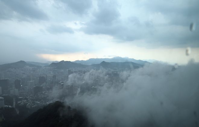 비구름 지나는 서울도심 - 8일 오후 남산 서울타워 전망대에서 바라본 서울 도심 하늘에 비구름이 지나고 있다. 2025.7.8 뉴스1