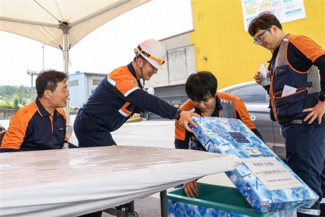 온열질환 예방을 위해 시원한 물을 지급하고 있다. 포스코 제공