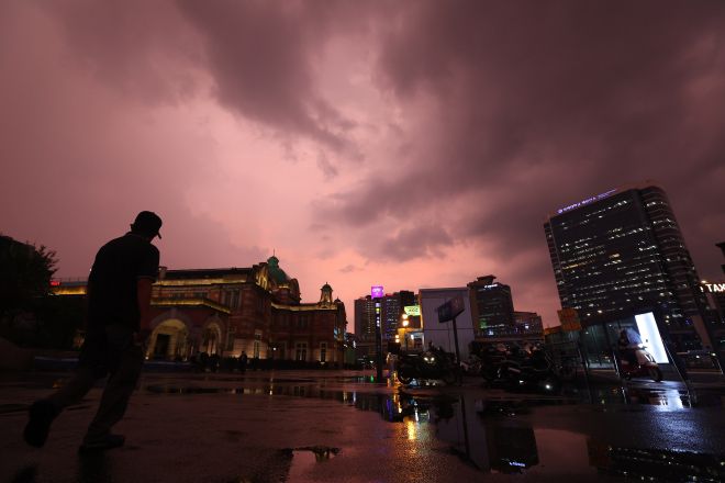 폭염과 폭우가 지난 뒤 찾아온 ‘매직아워’ - 8일 서울 낮 최고기온이 37도까지 오르는 등 기록적인 더위 뒤에 소나기가 지나간 서울역 하늘이 노을에 물들어 있다. 2025.7.8 연합뉴스