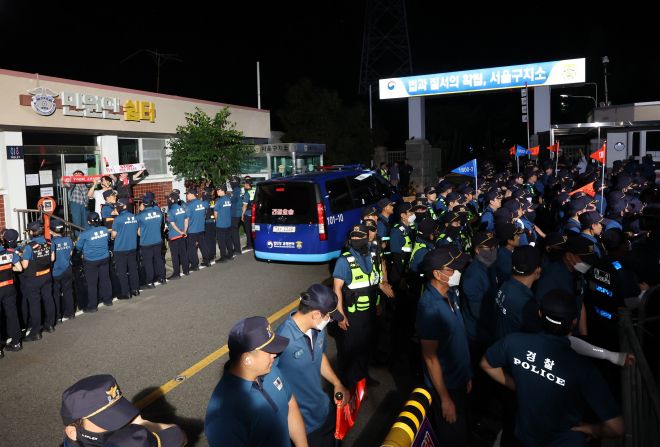 구속 전 피의자 심문(영장실질심사)을 마친 윤석열 전 대통령이 탑승한 차량이 9일 경기도 의왕시 서울구치소로 들어가고 있다.  2025.7.9. 연합뉴스