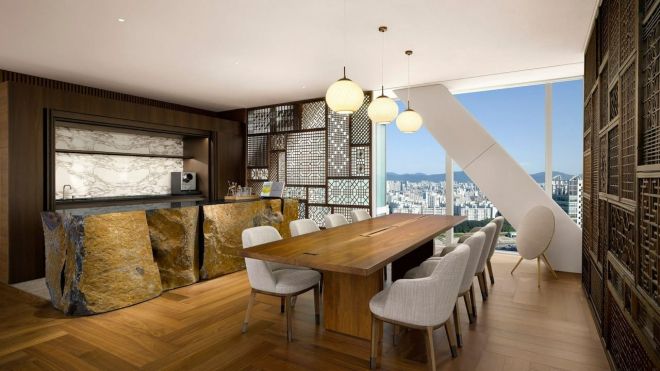 신야 노리히코 S.D.S 인터내셔널 대표가 설계한 파크 하얏트 서울 호텔 프레지덴셜 스위트룸 전경. 한쪽 벽면과 창가 쪽에 한국 전통 문양을 가득 채우고, 내부에 전통 고가구를 배치했다. 파크 하얏트 서울 제공