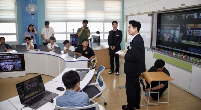 김대중 전남교육감이 오성초 ‘2030 미네르바 교실’에서 일일 교사로 참여해 수업을 하고 있다.