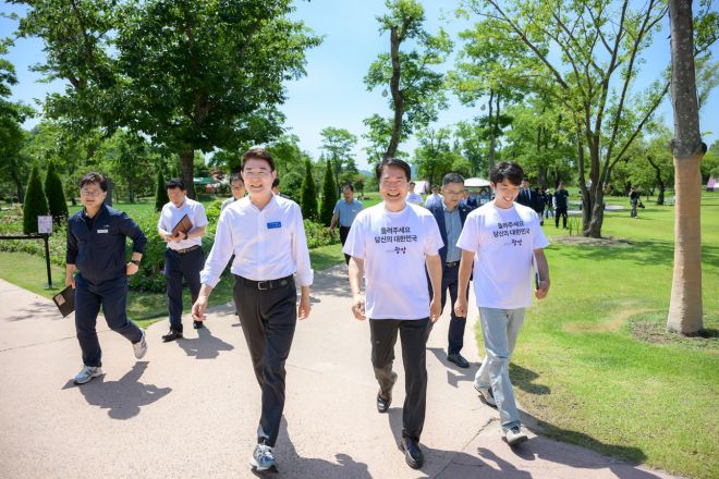 노관규 시장과 박규섭 국정기획위원회 대외협력국장 등 관계자들이 순천만국가정원을 순회하고 있다.