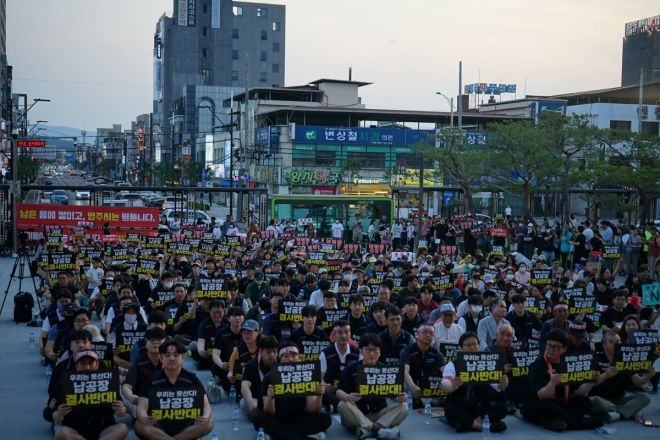 경북 영주 납폐기물공장 건설에 반대하는 시민들이 집회에서 “납공장 승인 불허”를 외치고 있다. 영주납공장반대시민연대 제공,