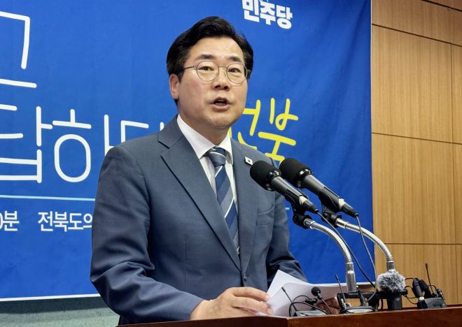 더불어민주당 당권 주자인 박찬대 의원이 8일 전북특별자치도의회 기자회견에서 발언하고 있다. 2025.7.8 연합뉴스