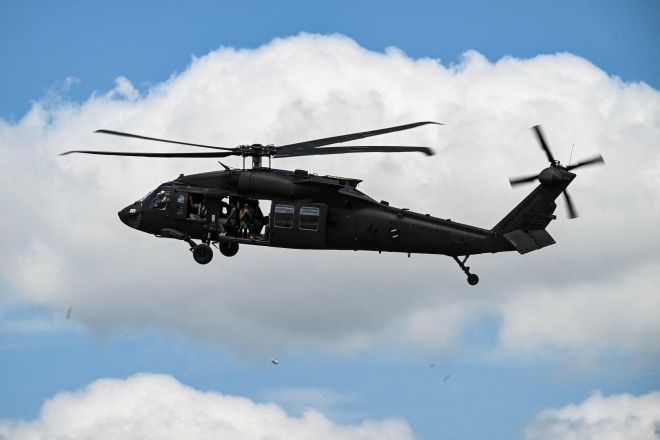 심각한 홍수가 발생한 가운데, 8일(현지시간) 텍사스 헌트의 과달루페 강변 캠프 미스틱 근처에 군용 헬리콥터가 착륙하고 있다. 2025.7.9 AFP 연합뉴스