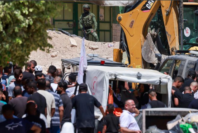 이스라엘 군인이 2025년 7월 6일 군사 작전 중 점령된 서안지구 툴카렘 캠프 입구에서 팔레스타인 주민들을 내려다보고 있다. 연합뉴스