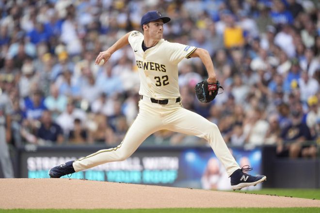 밀워키 브루어스 제이컵 미저로우스키가 9일(한국시간) 미국 위스콘신주 밀워키 아메리칸 패밀리 필드에서 열린 2025 미국 메이저리그(MLB) 정규시즌 로스앤젤레스 다저스와의 홈 경기에서 공을 던지고 있다. AP 연합뉴스