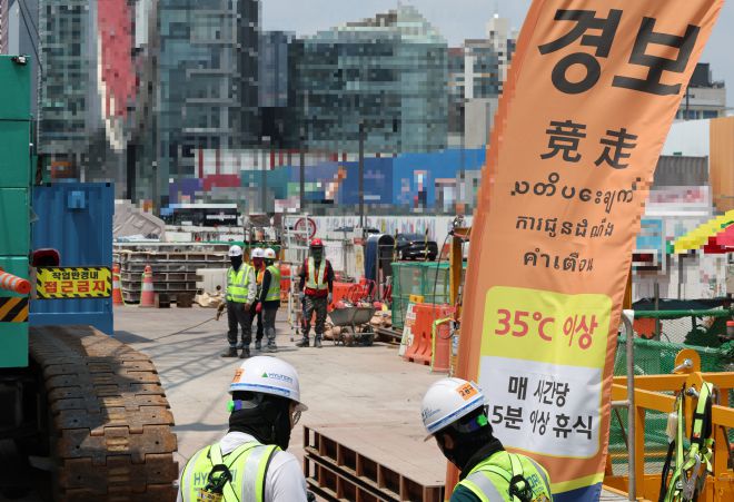 폭염 속 공사현장 - 8일 폭염 경보가 발효 중인 서울 강남구 한 공사현장에 ‘체감온도 경보’ 안내문이 설치돼 있다. 관계자는 근로자들이 45분 작업, 15분 휴식을 하고 있다고 밝혔다. 2025.7.8 연합뉴스 (기사와 직접 관련 없음)