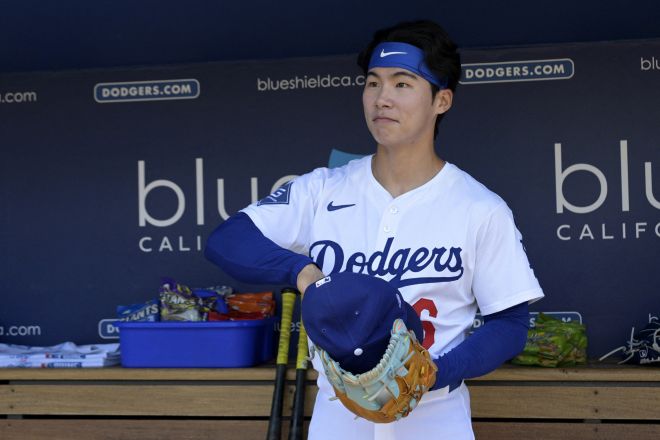 로스앤젤레스 다저스 김혜성이 7일(한국시간) 미국 캘리포니아주 로스앤젤레스의 다저스타디움에서 열린 2025 미국 메이저리그(MLB) 휴스턴 애스트로스와의 홈 경기에서 수비에 나설 준비를 하고 있다. 로이터 연합뉴스
