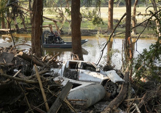 텍사스 잉그램의 과달루페 강에서 응급 구조대원들이 수색 및 복구 작업을 하고 있다. 2025.7.9 AP 연합뉴스