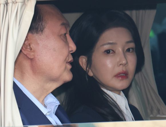 윤석열 전 대통령과 김건희 여사가 11일 오후 서울 용산구 한남동 대통령 관저를 떠나고 있다. 2025.4.11 공동취재