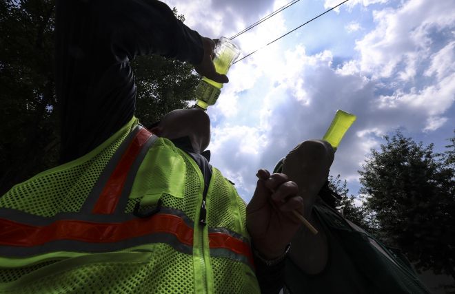 전국 대부분 지역에 폭염 특보가 내려진 9일 서울의 한 건설 현장 노동자가 더위를 식히기 위해 이온음료를 마시고 있다. 지난달 말부터 이어진 살인적인 폭염이 계속되면서 야외에서 일하는 이들의 고통이 커지고 있다. 기상청은 폭염이 최소 이번 주말까지 이어질 것으로 전망했다. 뉴시스