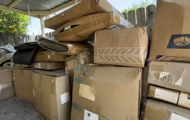 미국 캘리포니아주에 거주하는 케이의 집 차고에 아마존 택배 상자가 가득 쌓여 있다. 유튜브 채널 ‘ABC7 뉴스’ 캡처