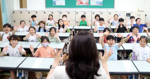 여름방학이다 - 1일 부산 기장군 해빛초등학교 3학년4반 교실에서 학생들이 여름방학식을 가진 뒤 담임 교사와 인사하고 있다.  이 학교는 급식 조리실 설비 공사 때문에 예년에 비해 20일 정도 일찍 여름방학에 들어갔다. 2025.07.01. 뉴시스
