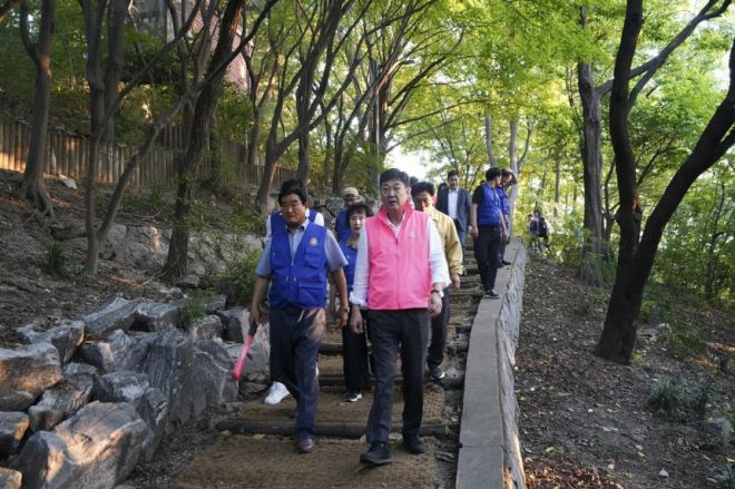 종로구 안전캠페인 - 정문헌(앞줄 오른쪽) 종로구청장이 숭인근린공원 안전캠페인에 참석한 모습. 종로구 제공