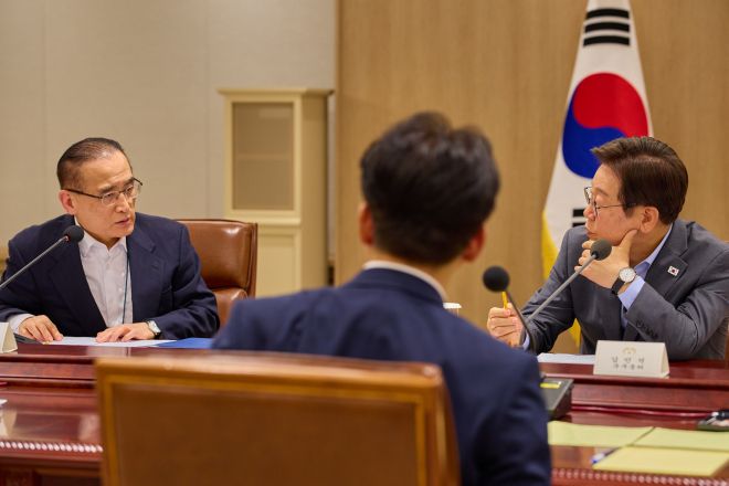 이재명 대통령이 10일 서울 용산 대통령실 청사에서 열린 국가안전보장회의(NSC) 전체회의에 참석해 위성락 국가안보실장과 논의하고 있다. 2025.7.10 대통령실 제공