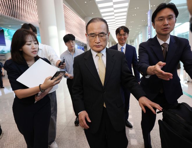 미국 방문을 마치고 - 9일 인천국제공항을 통해 귀국한 위성락 국가안보실장이 기자들의 질문을 받으며 걸어가고 있다. 위 실장은 지난 6~8일(현지시간) 미국 워싱턴DC에서 마코 루비오 미 국무장관 겸 국가안보보좌관을 비롯한 관계자들과 만나 관세 협상과 한미 정상회담 등의 현안을 논의했다. 연합뉴스