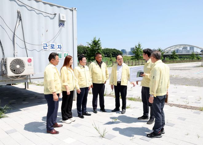 여름철 재해 취약시설 현장점검에 나선 광명시의회(의장 이지석). 광명시의회 제공