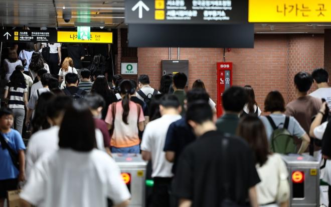지난 4일 서울 지하철 2호선 시청역에서 시민들이 발걸음을 재촉하고 있다. 기사와 직접적인 관련 없음. 2025.7.4 뉴스1