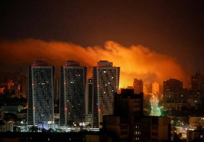 지난 8일 밤에서 9일까지  러시아의 드론과 미사일이 우크라이나 수도 키이우를 공격했다. 사진은 러시아 공격으로 밝아진 키이우 하늘. 로이터 연합뉴스