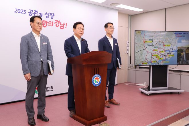박완수(가운데) 경남도지사가 10일 경남도청 프레스센터에서 ‘부산~양산~울산광역철도’ 예비타당성 조사 통과 성과 등을 설명하고 있다. 2025.7.10. 경남도 제공
