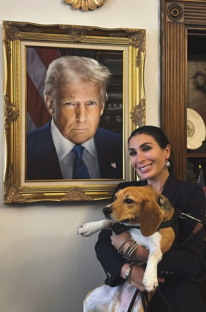 유명 마가(MAGA) 인플루언서 로라 루머가 미국 워싱턴DC 백악관의 도널드 트럼프 대통령 초상화 옆에서 포즈를 취하고 있다. 소셜미디어 X 캡처