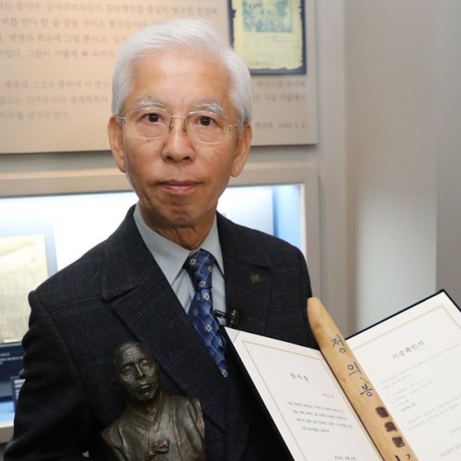 백범 김구 암살범 안두희 전 육군 소위를 살해한 박기서씨가 용산구 식민지역사박물관에서 안두희를 처단하는 데 쓴 ‘정의봉’을 기증하고 있다. 2018.10.24 연합뉴스