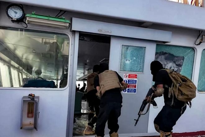 8일(현지시간) 예멘반군 후티가 운영하는 안사르알라 미디어실이 공개한 사진에는 후티 계열 전투원들이 지난 6일 홍해상의 라이베리아 국적의 벌크선 ‘매직시즈’에 대한 공격을 수행하는 모습이 담겨 있다. AFP 연합뉴스