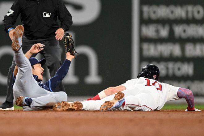 탬파베이 레이스 김하성이 11일(한국시간) 미국 매사추세츠주 보스턴 펜웨이파크에서 열린 2025 미국프로야구 메이저리그(MLB) 보스턴 레드삭스와의 원정 경기에서 수비하고 있다. AFP 연합뉴스