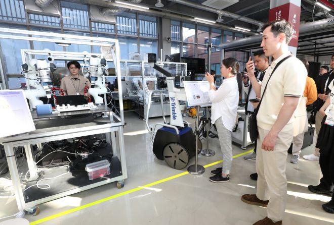 서울 강남구의 로봇플러스 테스트필드를 방문한 외국 공무원이 현장을 둘러보고 있다. 강남구 제공