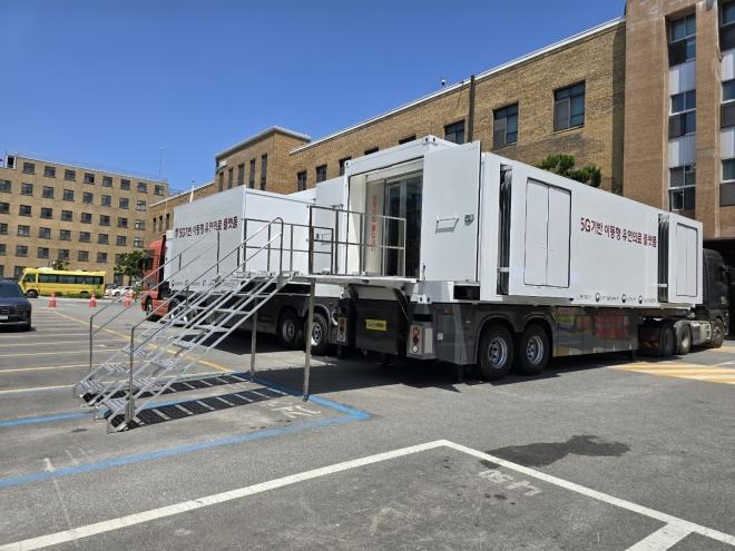 충북도내 인구감소지역 이동진료에 나서는 이동형 병원차량. 충북도 제공.