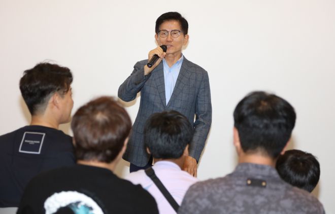 국민의힘 대선 후보였던 김문수(가운데) 전 고용노동부 장관이 11일 대구 중구의 한 카페에서 지역 청년들과 간담회를 하고 있다. 대구 연합뉴스