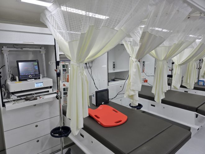 충북도내 인구감소지역 이동진료에 나서는 이동형 병원차량 내부. 충북도 제공.