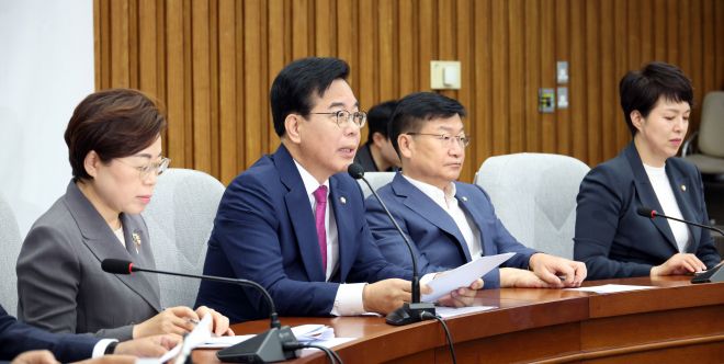 송언석(왼쪽 두 번째) 국민의힘 원내대표 겸 비상대책위원장이 11일 국회에서 열린 원내대책회의에서 발언을 하고 있다. 왼쪽부터 김정재 정책위의장, 송 원내대표, 정점식 사무총장, 김은혜 원내정책수석부대표.