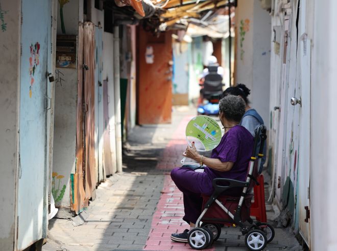 기록적인 폭염이 계속된 지난 9일 서울 영등포 쪽방촌 골목에서 한 주민이 부채질을 하고 있다. 연합뉴스