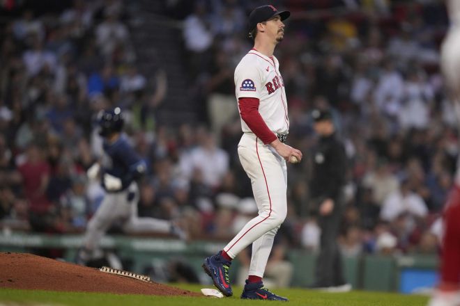 보스턴 레드삭스 워커 뷸러가 11일(한국시간) 미국 매사추세츠주 보스턴 펜웨이파크에서 열린 2025 미국프로야구 메이저리그(MLB) 탬파베이 레이스와의 홈 경기에서 김하성에게 홈런을 맞은 뒤 실망한 표정을 짓고 있다. AP 연합뉴스